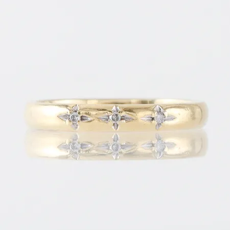 Ring med 3 st små diamanter,gravyr,storlek 18 mm, bredd 3 mm, 18k. Vikt: 3,6 g