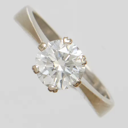Ring, briljantslipad diamant 1 x ca 1,02ct enligt gravyr, W/SI, stl 15½, bredd 3-6,5mm, Thorell Guldsmed Rune, år 1976, behov av omrodiering, vitguld, 18K Vikt: 3,5 g