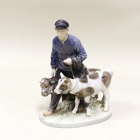 Figurin Royal Copenhagen, nr 1858 pojke med kalvar, 23x18cm, Danmark. Skickas med postpaket.