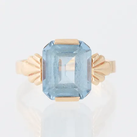 Ring med sten,gravyr,storlek 17 mm, bredd 2.4-11.6 mm,18k. Vikt: 3,8 g