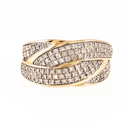 Ring i 18K guld med c:a 100 åttkantslipade diamanter á ca 0,005ct. Den är 2,6 - 9,7 mm bred, är i storlek 16 och väger 3,6g. Stämplad GHA (Guldfynd) 750. 