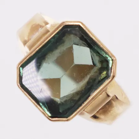 Klackring, grön sten, stl 19¾, bredd 4,7-10mm, bucklig, repor, 18K Vikt: 6,2 g