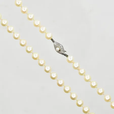 Pärlcollier med 120 odlade pärlor Ø6 mm, längd 99 cm, lås i 925/1000 silver. Vikt: 0 g