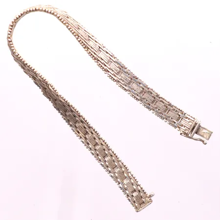 Armband, längd 19cm, bredd 8,4mm, något ojämnt, kistlås, silver 925/1000 Vikt: 18,7 g