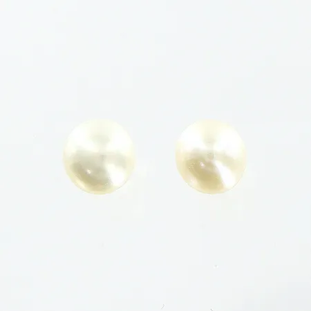 Ett par örhängen, odlade pärlor Ø5,5mm, 10K.  Vikt: 0,5 g