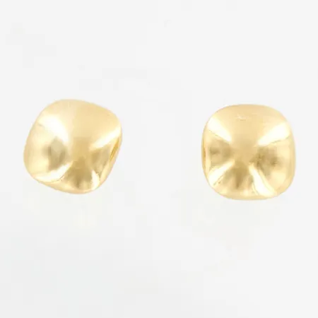 Ett par örhängen, 8x8mm, skift stift, olika längd på stift, 18K Vikt: 2 g