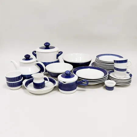 Servis 32 udda delar "Koka Blå" formgiven av Hertha Bengtsson, Rörstrand. Skickas med postpaket.