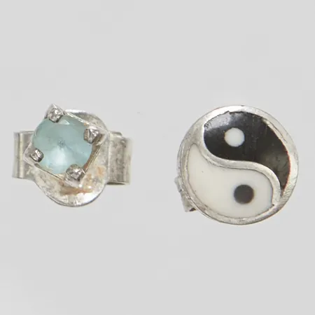 Två udda örhängen, emalj, sten, bredd 3-6mm, 925/1000 silver Vikt: 0,8 g