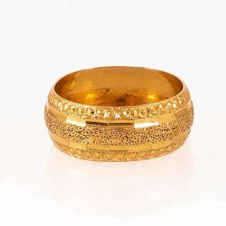 Ring i 21K guld. Den är 7,5 mm bred, är i storlek 16½ och väger 2,2g. 