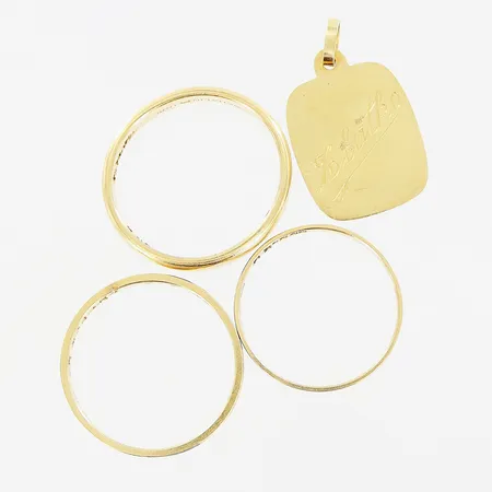 3 ringar, 1 hänge, gravyr, nagg och skevheter, 18K.  Vikt: 11,4 g