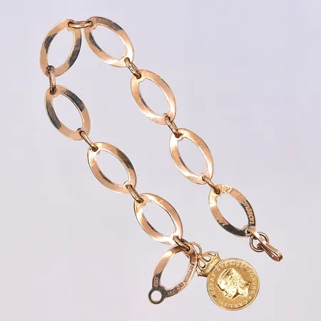 Armband med hänge från patriotiska Sällskapet, längd 20 cm, bredd 11 mm, namngravyr på insida av länk, 18K. Vikt: 19,1 g