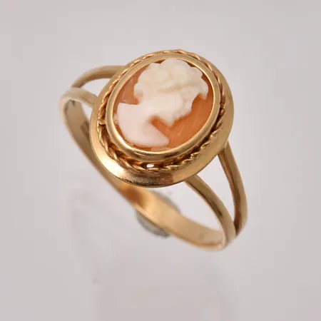 Ring i 18K guld, stl 17¼, bredd 2,1-13mm, 1st Camé, mått 7,7x9mm, vikt 2,0g.