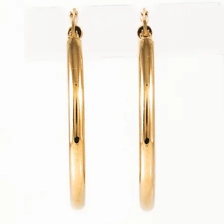 Creoler Ø 36 mm i 18K guld. De är 3 mm breda och väger 2,6g. Bra spänst i låset (klyka). Enstaka små bucklor förekommer, syns inte framifrån.