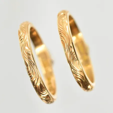 Två ringar med graverat mönster, stl 18¼, bredd 3 mm, rödguld, 18K. Vikt: 8,6 g