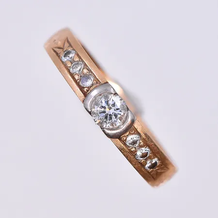 Ring med diamanter 6x0,01ct och 1x 0,16ct, stl 16½, bredd 3 mm, graverad, 18K. Vikt: 3,6 g