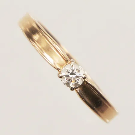Ring med diamant ca 0,11ct, stl 16, bredd 1,5-3,2mm, 14K  Vikt: 1,4 g