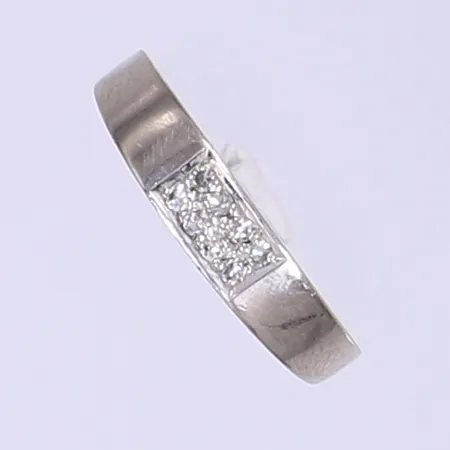 Ring med diamanter totalt 0,12ctv enligt gravyr, tillv. Alton, stl 16¼, bredd 2-4mm, vitguld, 18K  Vikt: 5,2 g