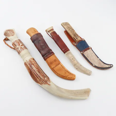 Knivar 4 st vara 2 st signerade, längd ca 26-42 cm. Skickas med postpaket.