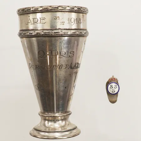 Pokal, skjortknapp, gravyr, 830/1000 silver Vikt: 52,5 g