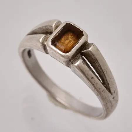 Ring i silver, stl 17½, bredd 2,3-6,5mm, 1st Rökfärgad sten, mått 4x5,5mm, 925/1000, vikt 3,67g.