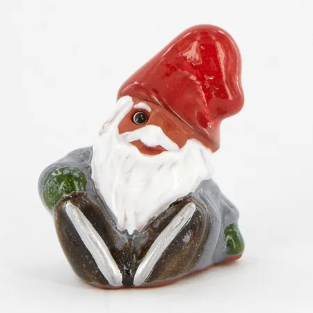 Figurin, Rolf Berg, sittande tomte, 5,5cm, Torshälla, Sweden, etikettmärkt