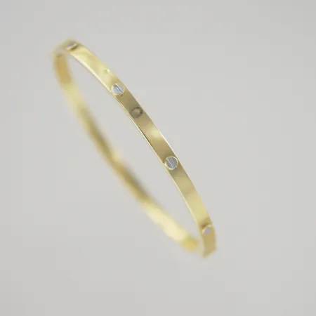 Armring, diam 6 x 5 cm, bredd 3,9 mm, små bucklor, 18K Vikt: 5,6 g