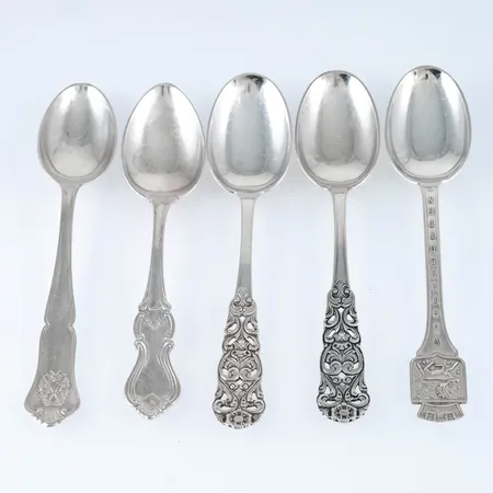 5 kaffeskedar i silver (830/1000). Blandade modeller. Vikt: 56,4g. Gravyr på en av skedarna.