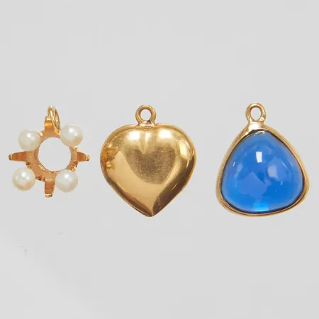 Tre hängen, saknar ögla, repor, defekta, 18K, bruttovikt: 2,1g Vikt: 2,1 g