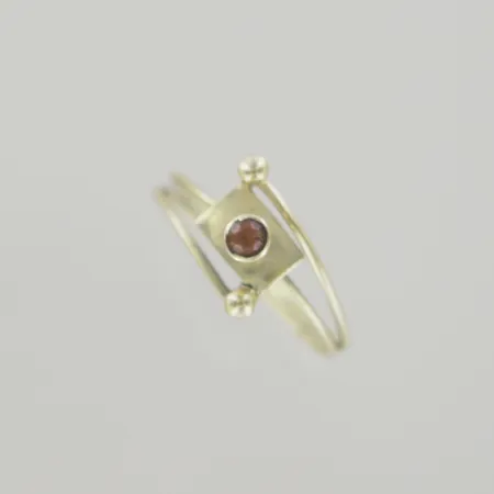 Ring med sten, Ø 18 mm, ojämn skena, 14K Vikt: 1,3 g