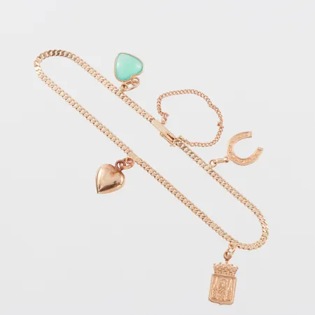 Armband med 4 st berlocker, längd ca 18 cm, bredd 2.1 mm, 18k. Vikt: 5,1 g