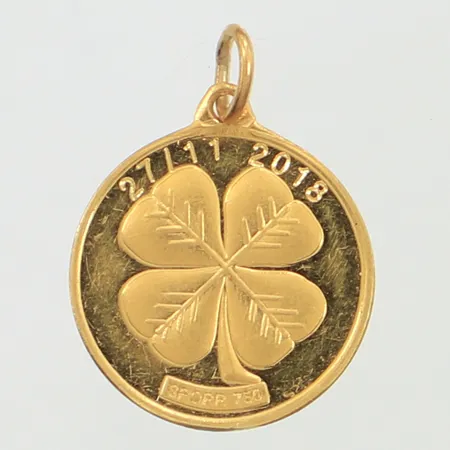 Hänge, längd 20,5mm inklusive ögla, bredd 15mm, gravyr, 18K  Vikt: 2 g