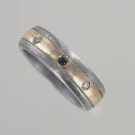 Ring med stenar, Ø 20½ mm, graverad, silver/18K Vikt: 10,5 g