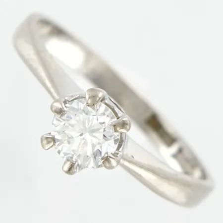 Ring vitguld, diamant 0,56ct, W/Vs, stl 17¼, bredd: 2,3-6,3mm, garantibevis medföljer,18K  Vikt: 3,5 g