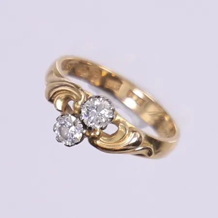 Ring med diamanter 2xca 0,15ct, stl 16½, svenska stämplar Göteborg 1895, sannolikt omarbetad, gravyr daterad 1957, 18K Vikt: 3,2 g
