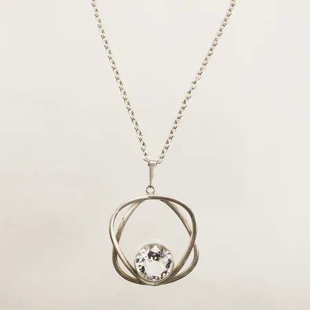 Hänge med bergskristall, Saarela Arvo, längd 50mm inkl ögla, bredd 35mm, kedja ankar, längd 60cm, bredd 1,8mm, silver Vikt: 16,9 g