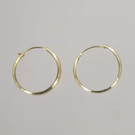 Ett par örhängen, diam 1,5 cm, bredd 1,5 mm, 18K Vikt: 0,9 g