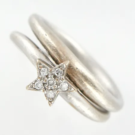 Två ringar Love av Ole Lynggaard, diamanter 5x0,01ct i stjärnfattning, stl 16½-17, total bredd ca 6mm, 18K  Vikt: 12 g