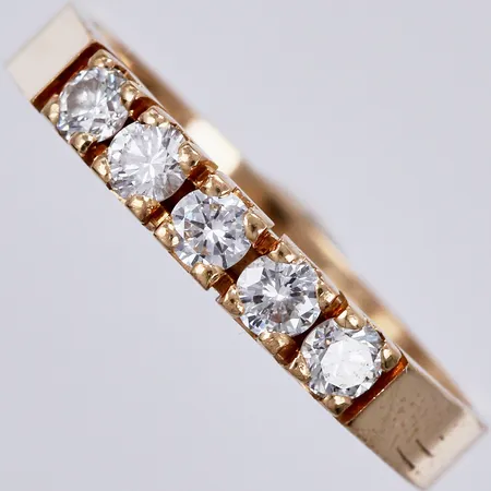 Ring med diamanter ca 5x0,09ct, ca W/VS, stl: 17¾, bredd: ca 3mm, 18K Vikt: 3,3 g