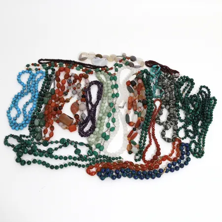 Stencollier, 26 st, diverse stenar, aventurinkvarts, karneol, agat, grön zebra jaspis, azurit, malakit, kvarts, turkoser, glas och ametist, olika längder, lås i metall. 