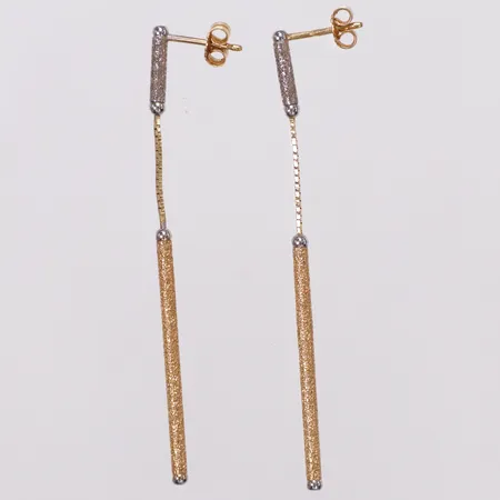 Ett par örhängen, längd 58mm, bredd 0,6-2mm, tvåfärgad, 18K Vikt: 2,2 g