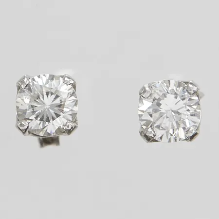 Ett par örhängen, vita stenar, Ø 5,2mm, 925/1000 silver Vikt: 1,3 g