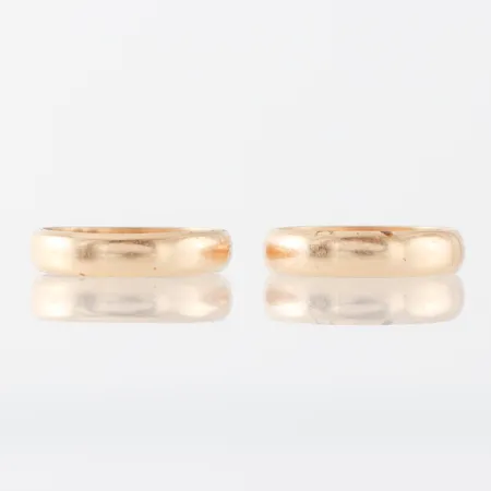 Ringar 2 st med gravyrer,18k. Vikt: 9,9 g