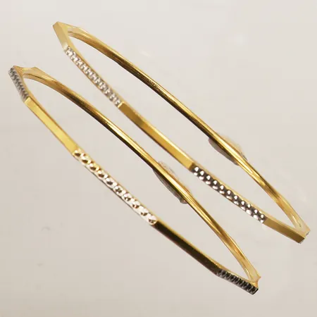 Två armringar, innermått 20cm, Ø62mm, bredd 2mm, tvåfärgad, 22K Vikt: 27,3 g