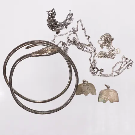 Diverse silver, defekter, ojämnheter, gravyrer, knut, skeva, silver  Vikt: 44 g