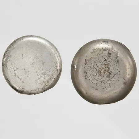 Två bakboetter, gravyr, defekta, 800/1000 silver Vikt: 4,1 g