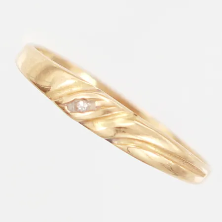 Ring, Ø17½, åttkantslipad diamant 0,01ct, bredd 1,5 - 3,3mm, något ojämn skena, 18K Vikt: 1,1 g