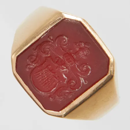 Vapenring, sard, stl 17¾, bredd 3,5-14,5mm, bruksslitage, 14K Vikt: 9,1 g