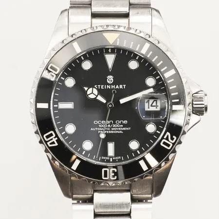 Herrur Steinhart Ocean One, stål, automatisk, 39mm, datum, stållänk ca 18,5cm, extra länkbitar, box, ytterkartong, kraftigt slitage på länk, napp på glaset vid datum. 