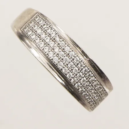 Ring vita stenar, stl 18½, bredd 7,3mm, GHA, 925/1000 silver Vikt: 3,8 g