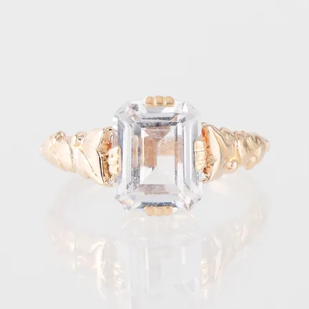 Ring med sten, Gustav Dahlgren & Co Malmö 1954, storlek 17 ¾ mm, bredd 1.6-10.2 mm, 18k. Vikt: 3,2 g